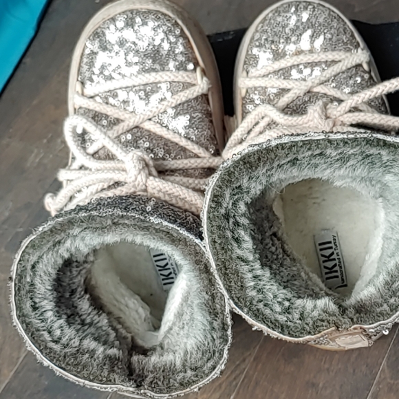 Ikkii Sequin Trim Snow Boots - Picture 3 of 5